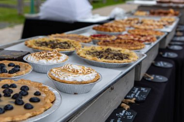 Açık tarım fuarında fırınlanmış mallar.