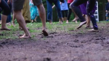 Çeşitli insanlar ruhani toplantılardan hoşlanırlar.