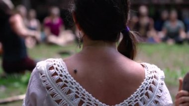 Çeşitli insanlar ruhani toplantılardan hoşlanırlar.