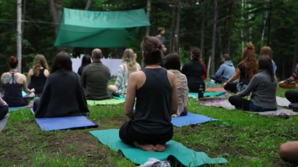 Verschiedene Menschen genießen spirituelles Beisammensein — Stockvideo