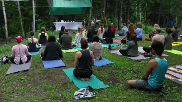 Diversas personas disfrutan de reunión espiritual — Vídeo de stock