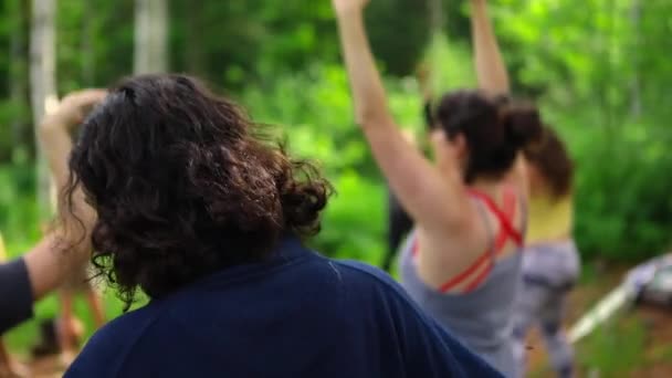 Pessoas diversas gostam de reunião espiritual — Vídeo de Stock