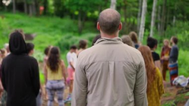 Çeşitli insanlar ruhani toplantılardan hoşlanırlar.