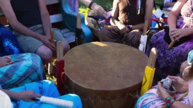 Ruhani şarkı grubunda kutsal davullar.