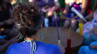 Ruhani şarkı grubunda kutsal davullar.