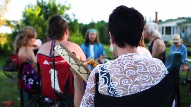 Tambours sacrés au groupe de chant spirituel . — Video