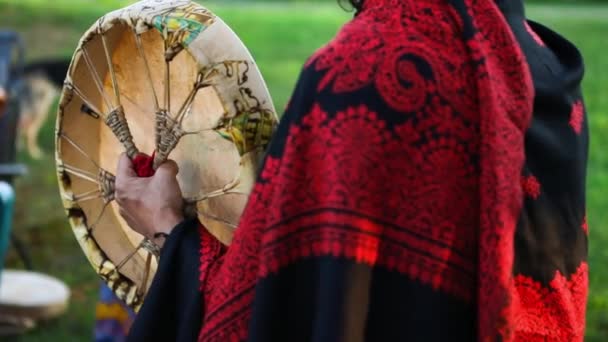 Heilige drums bij spirituele zanggroep. — Stockvideo