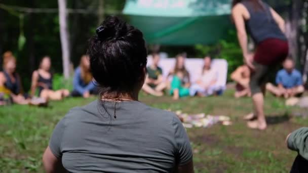 Diverse mensen genieten van spirituele bijeenkomst — Stockvideo