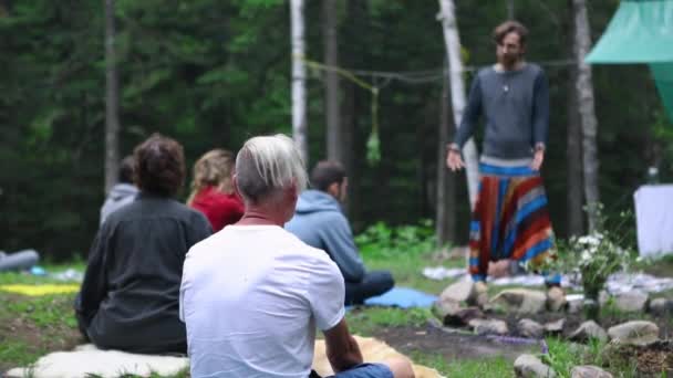 Diversas personas disfrutan de reunión espiritual — Vídeo de stock