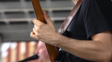 Yerel grup müzik festivalinde eğleniyor..