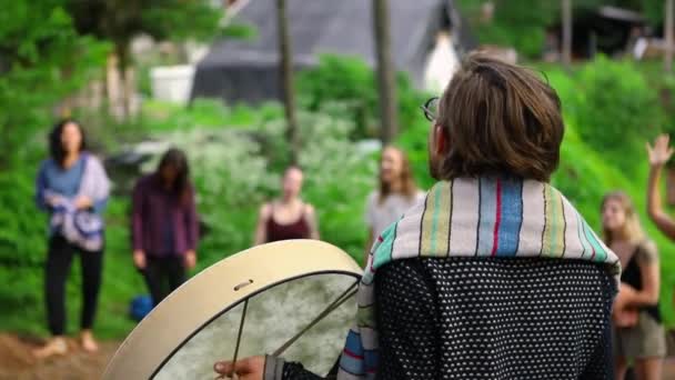 Diverse mensen genieten van spirituele bijeenkomst — Stockvideo