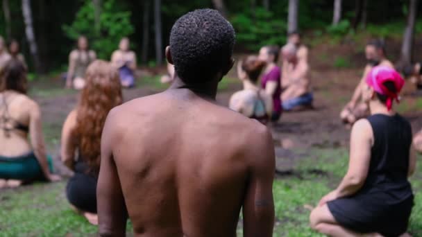 Verschiedene Menschen genießen spirituelles Beisammensein — Stockvideo