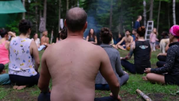 Pessoas diversas gostam de reunião espiritual — Vídeo de Stock