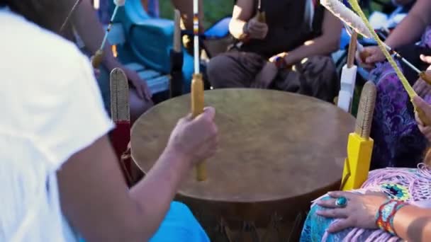 Tambores sagrados en grupo de canto espiritual . — Vídeos de Stock