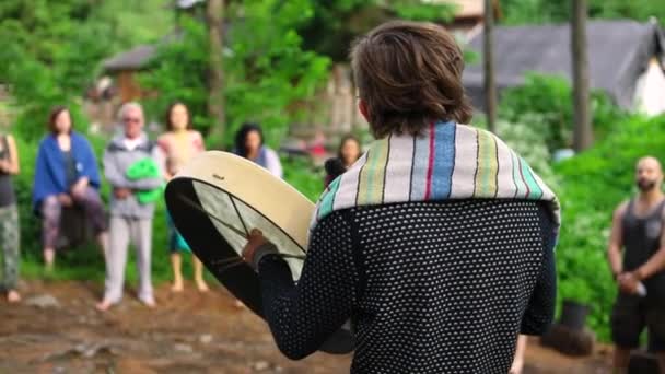 Pessoas diversas gostam de reunião espiritual — Vídeo de Stock