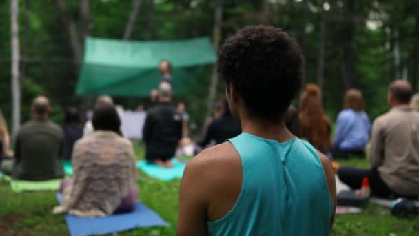 Diversas personas disfrutan de reunión espiritual — Vídeo de stock