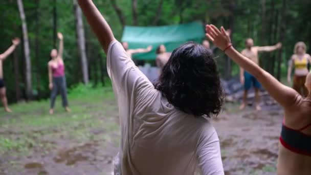 Verschiedene Menschen genießen spirituelles Beisammensein — Stockvideo