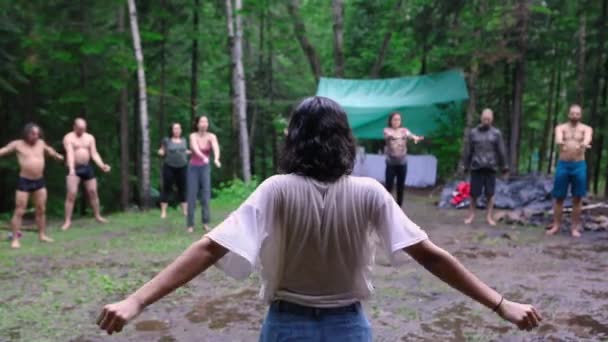 Verschiedene Menschen genießen spirituelles Beisammensein — Stockvideo