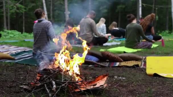 Verschiedene Menschen genießen spirituelles Beisammensein — Stockvideo