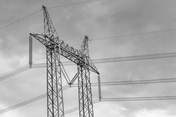 Elektrische torens tegen monochrome hemel. — Stockfoto