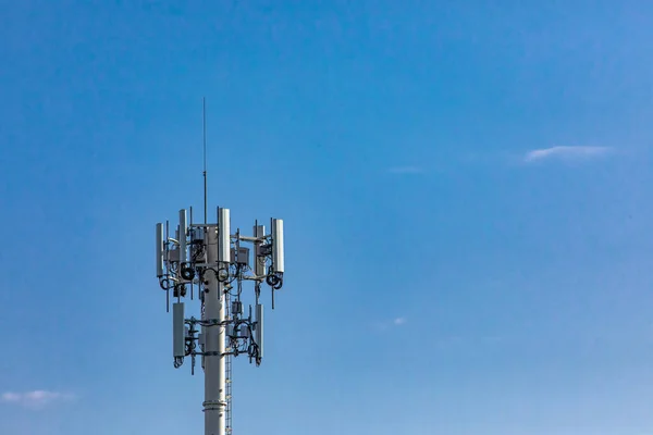 Cellulära bas station mot blå himmel. — Stockfoto