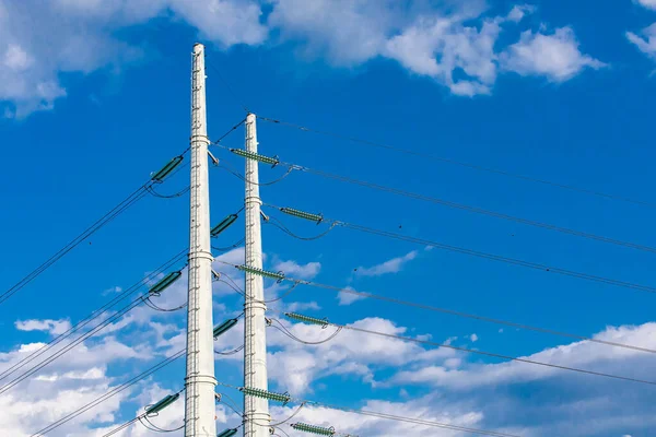 Elektriciteit torens tegen een blauwe lucht. — Stockfoto