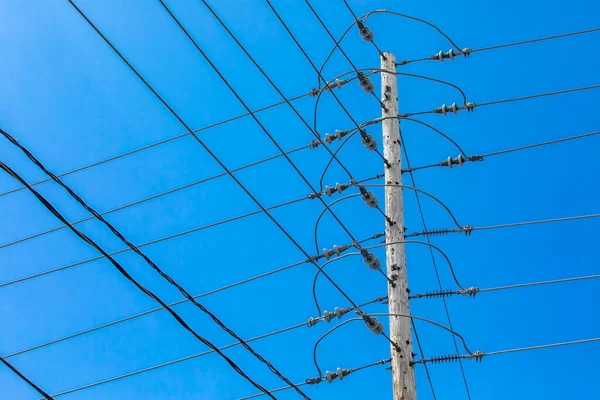 Torres de eletricidade contra um céu azul . — Fotografia de Stock