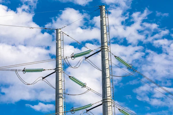Wieże elektryczne przeciwko błękitnemu niebu. — Zdjęcie stockowe