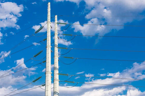 Elektriciteit torens tegen een blauwe lucht. — Stockfoto