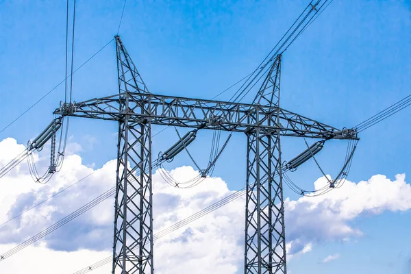 Elektriciteit torens tegen een blauwe lucht. — Stockfoto