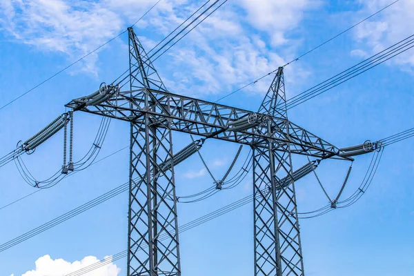 Torres de eletricidade contra um céu azul . — Fotografia de Stock