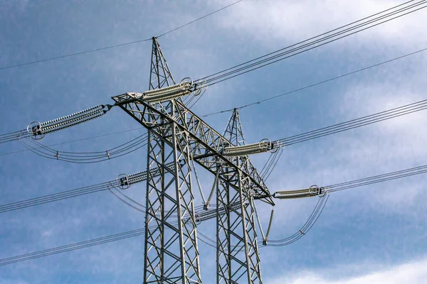Elektriciteit torens tegen een blauwe lucht. — Stockfoto