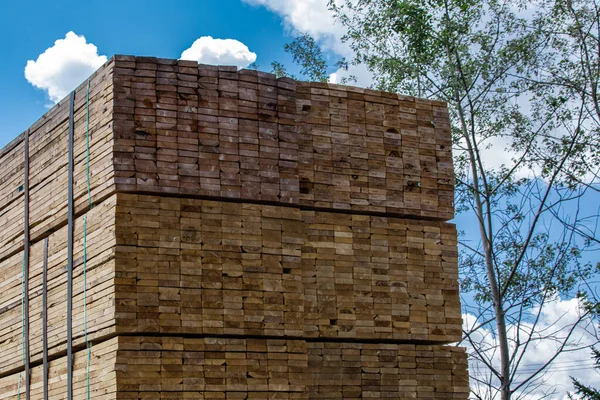 Tablones de madera embalados en paletas de transporte . — Foto de Stock