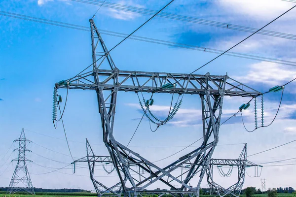 Netwerk elektriciteitsmasten in de natuur. — Stockfoto