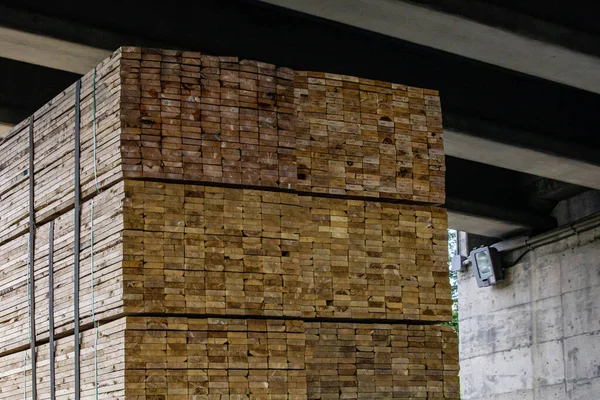 Tablones de madera embalados en paletas de transporte . — Foto de Stock