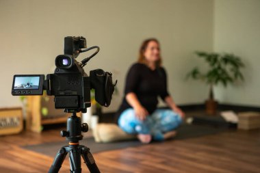 Profesyonel yoga dersine katılan yoga öğrencileri.