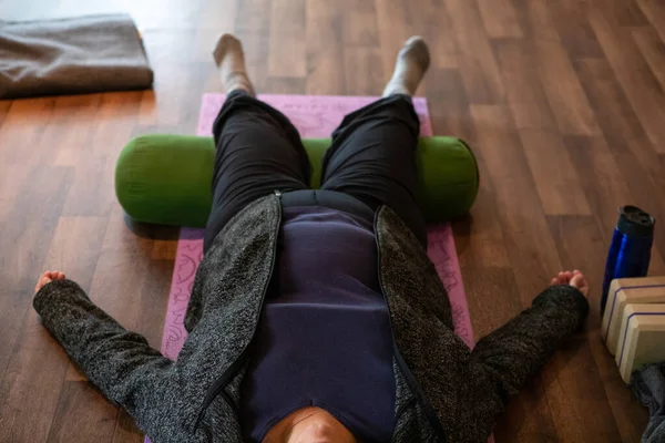 Mujer adulta practicando yoga en una esterilla de yoga —  Fotos de Stock