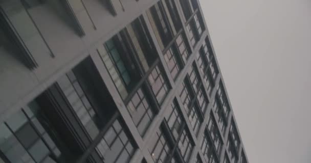 낮은 각도에서 본 현대식 건물 정면 — 비디오