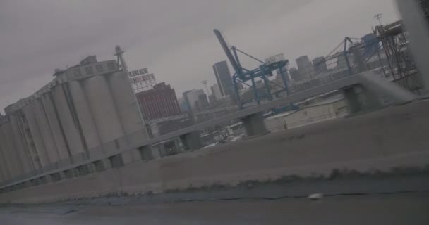 Der Hafen von Montreal von der Autoroute 10. — Stockvideo