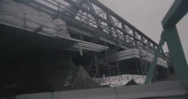 在公路上的维多利亚桥下开车 — 图库视频影像
