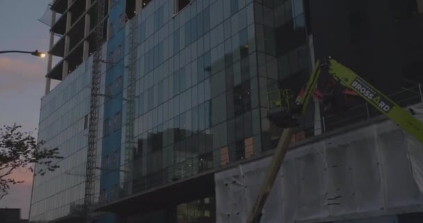 Nuevo edificio moderno en construcción . — Vídeos de Stock