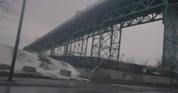 Berkendara di bawah Jembatan Jacques Cartier. — Stok Video