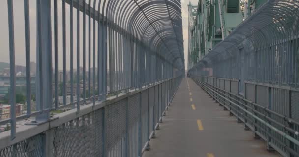 Cyklistická stezka na mostě Jacquese Cartiera. — Stock video