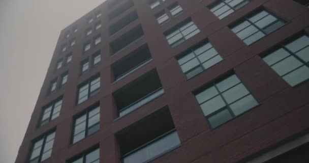 Modern bina cephesinin düşük açılı görüntüsü — Stok video