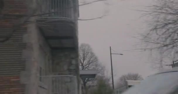 도시의 벽돌 건물 정면 장면. — 비디오
