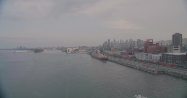 Der Hafen von der Jacques Cartier Brücke. — Stockvideo