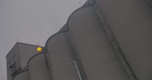 Kanada Malting fabrikası beton siloları. — Stok video