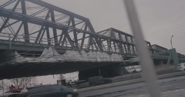 Conduite sous le pont victoria sur l'autoroute — Video