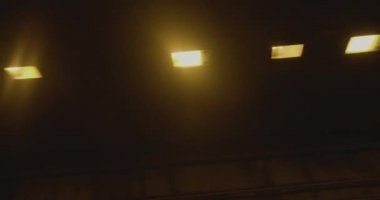 Quebec otoyolu 720 'de bir tünelde araba sürüyorum..