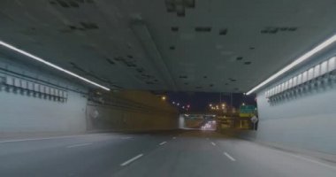 720. Otoyol 'daki bir tünelden geçiyorum..